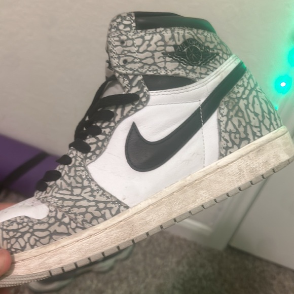 10.5 air Jordan’s no box needs a little cleaning but there in good shape - Picture 3 of 11